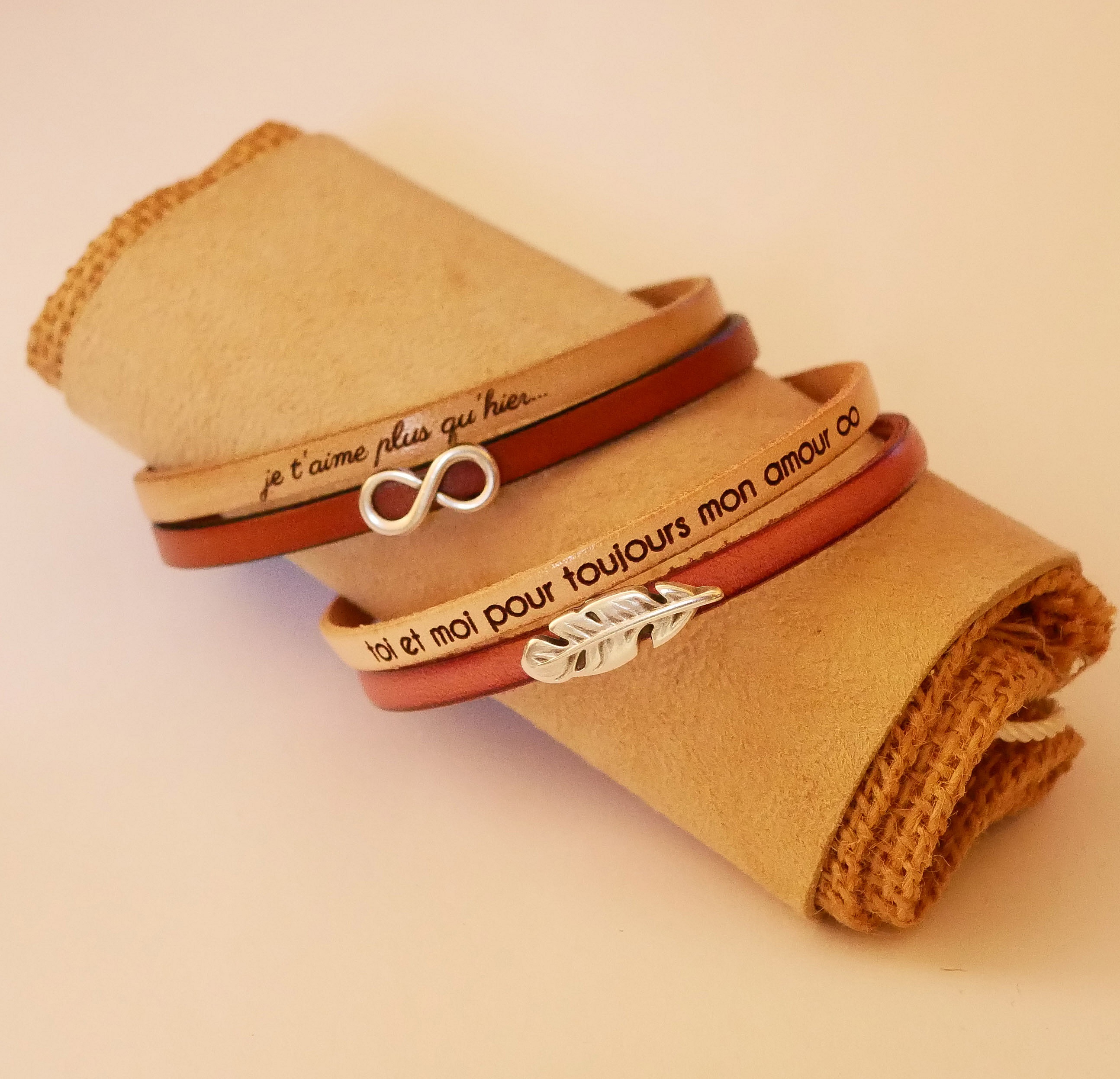 Bracelets en cuir personnalisés avec messages gravés et breloques.