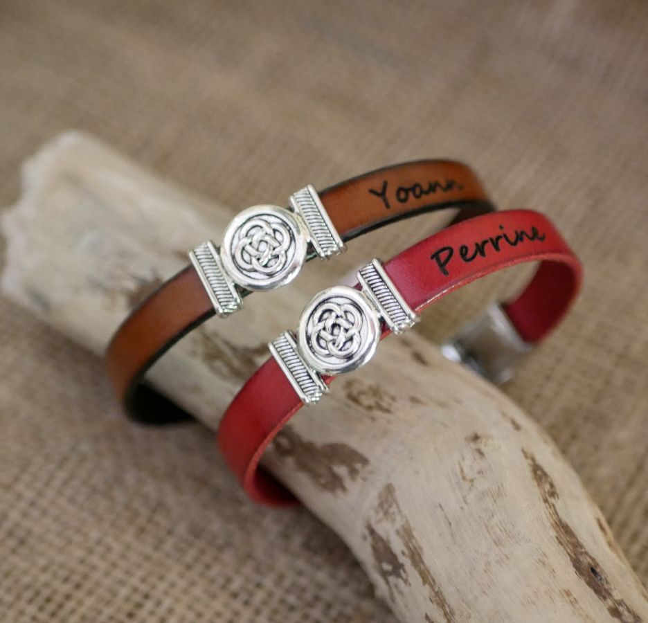 Bracciale in pelle decorato con nodo celtico, personalizzabile tramite incisione