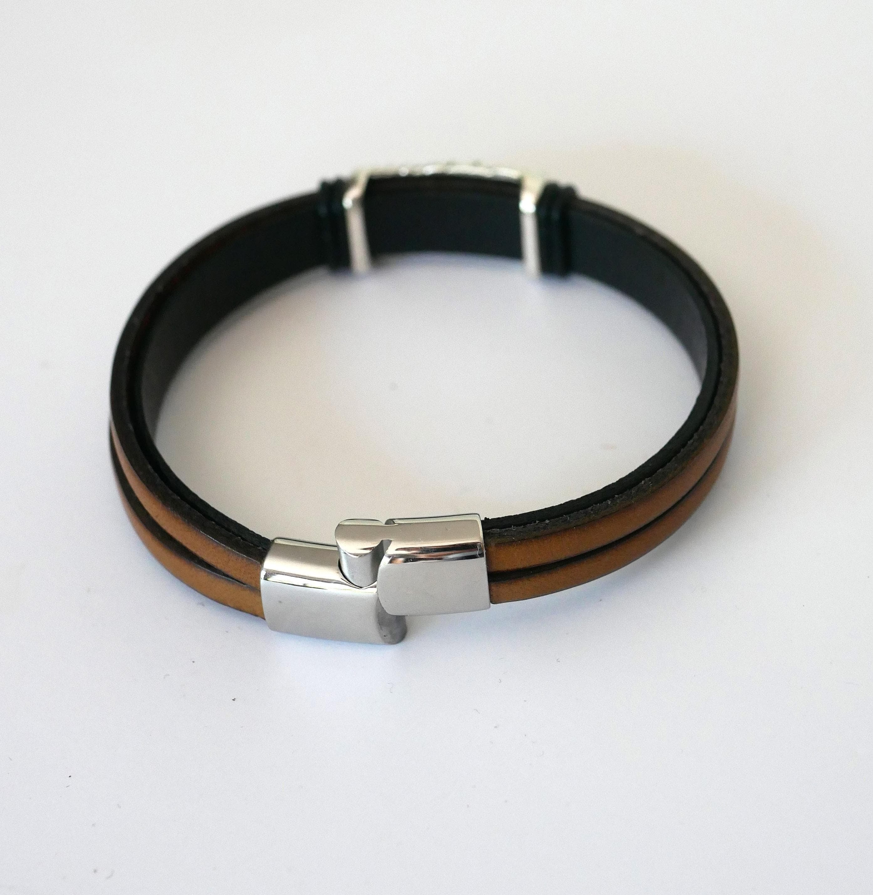 Bracciale in pelle marrone con rivestimento metallico intrecciato e chiusura magnetica