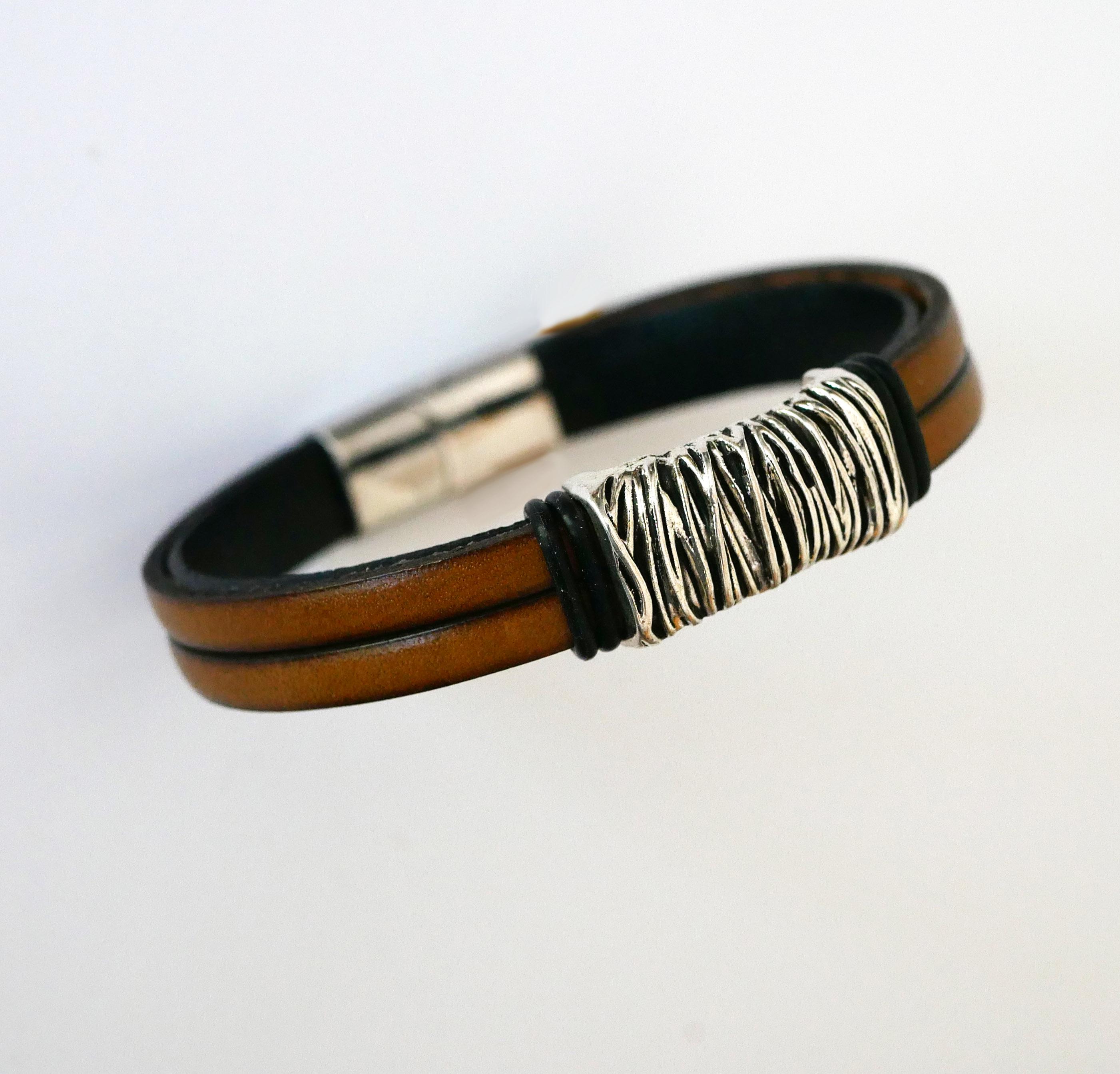 Bracciale in pelle marrone con rivestimento metallico intrecciato e chiusura magnetica
