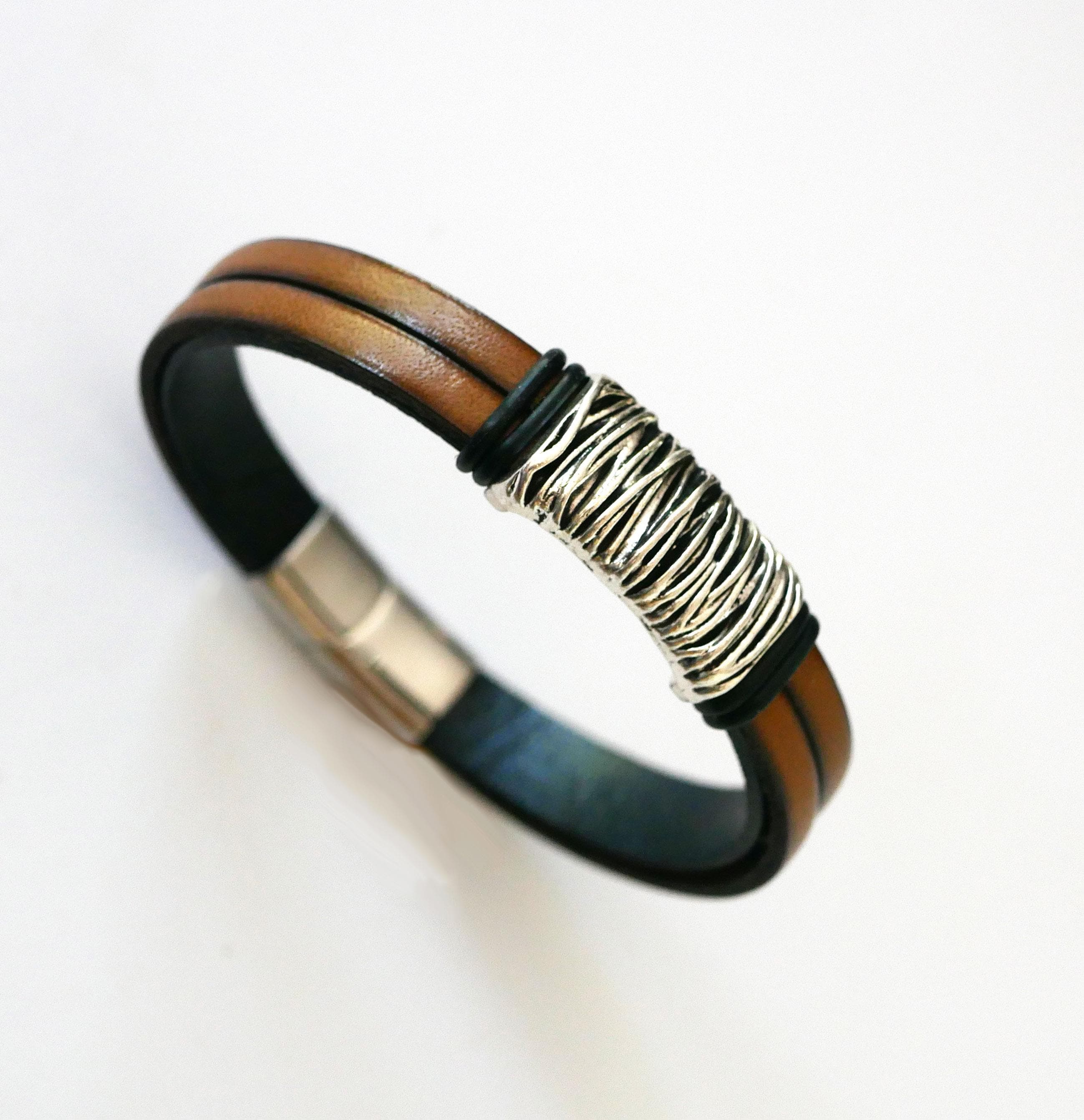 Bracciale in pelle marrone con rivestimento metallico intrecciato e chiusura magnetica