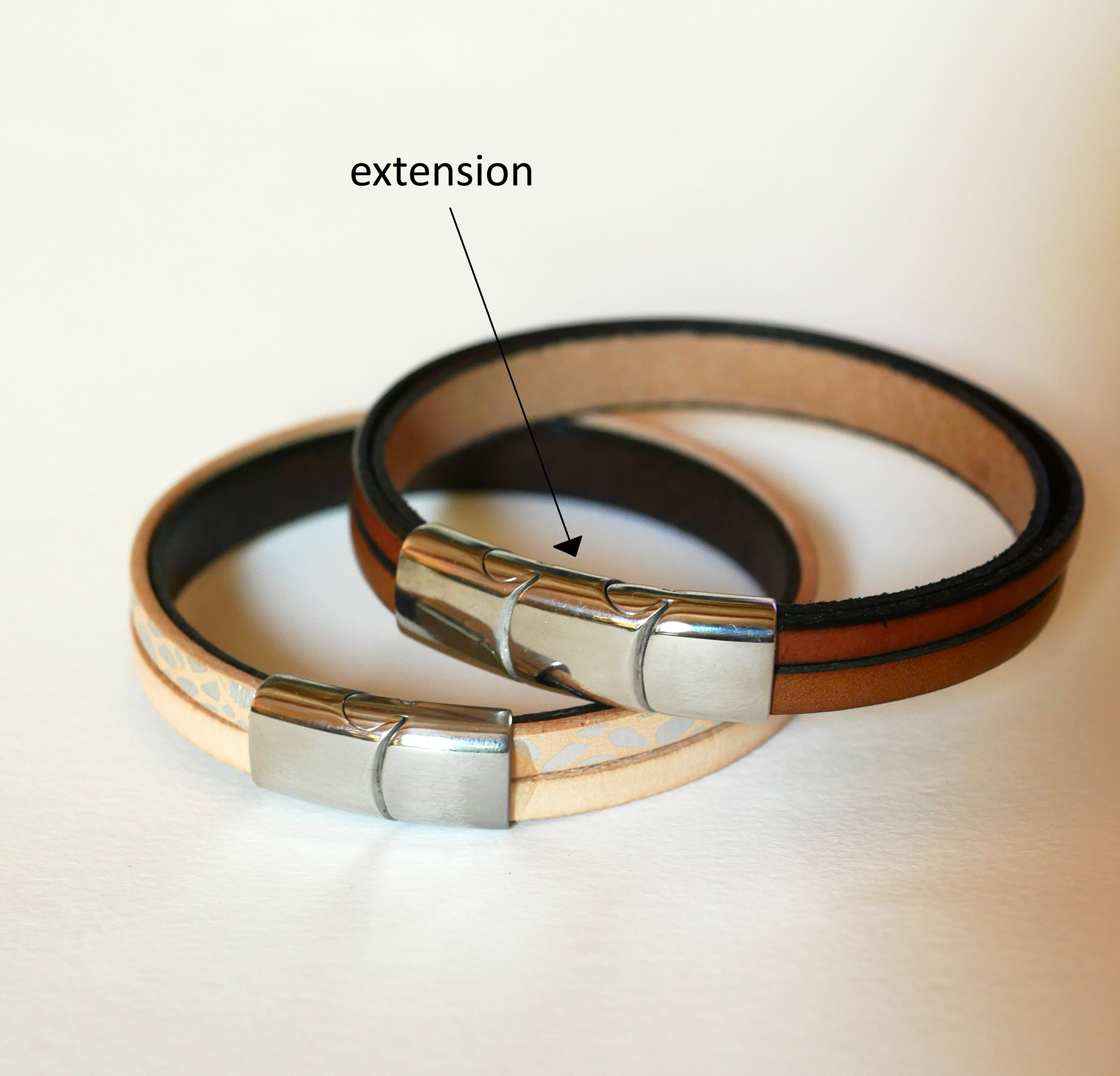 Bracciale in pelle marrone con rivestimento metallico intrecciato e chiusura magnetica