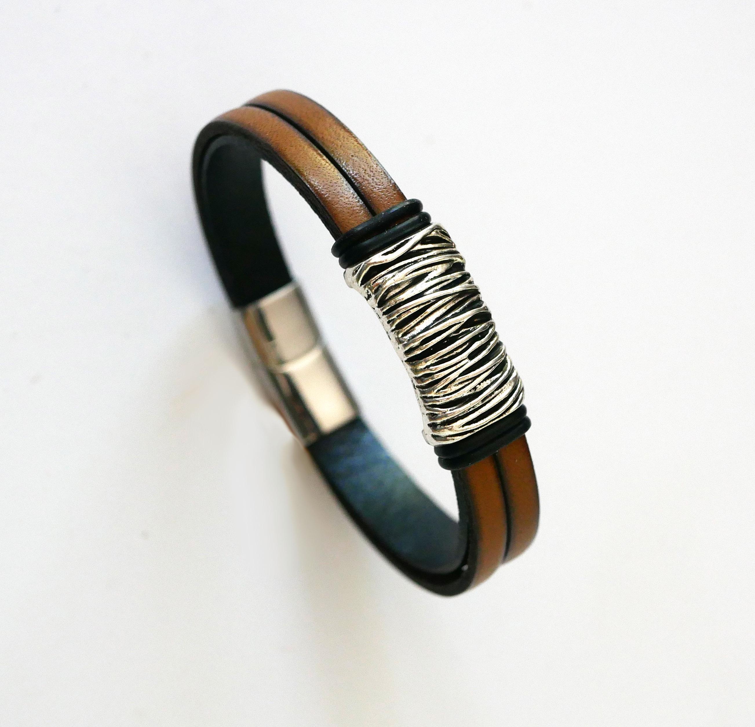 Bracciale in pelle marrone con rivestimento metallico intrecciato e chiusura magnetica