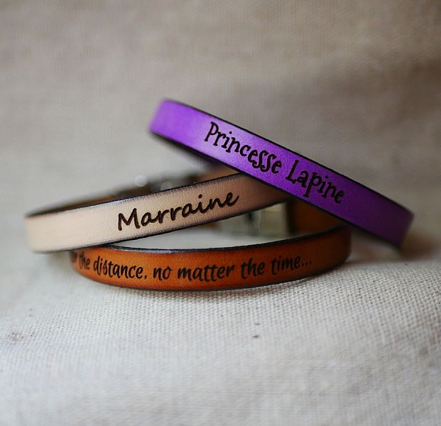 Bracelets en cuir personnalisés avec gravure pour femme.