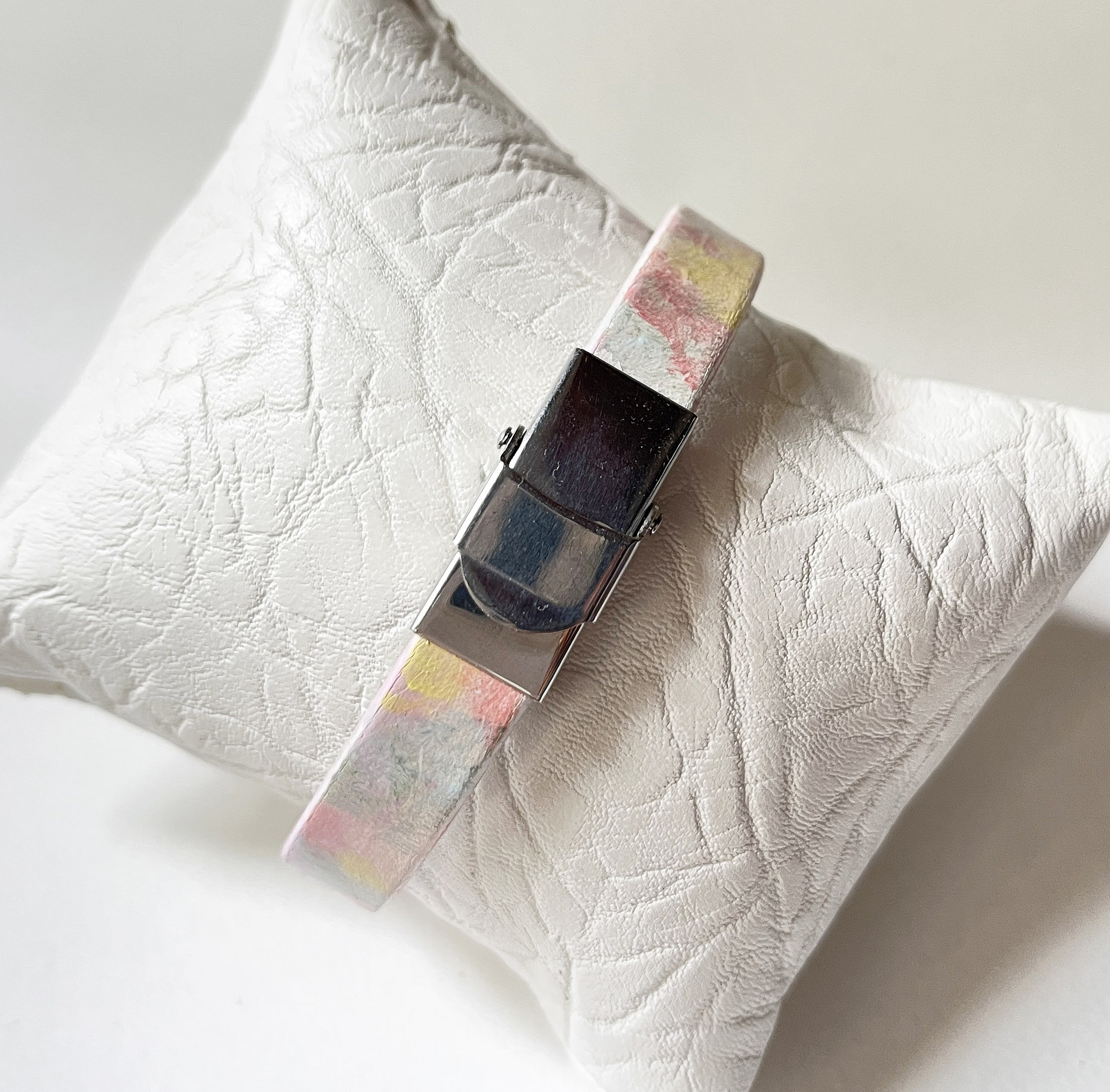 Bracelet en cuir personnalisé avec date gravée au poignet.