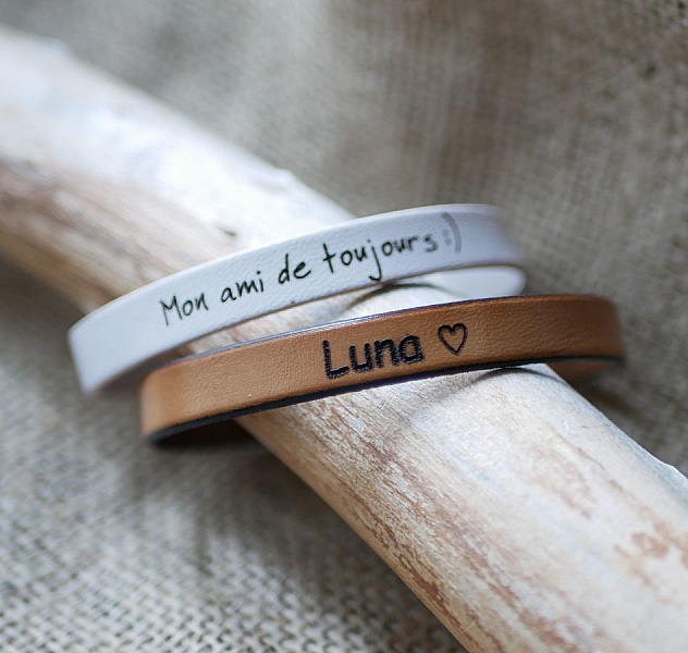 Bracelets en cuir personnalisés avec gravure sur bois flotté.