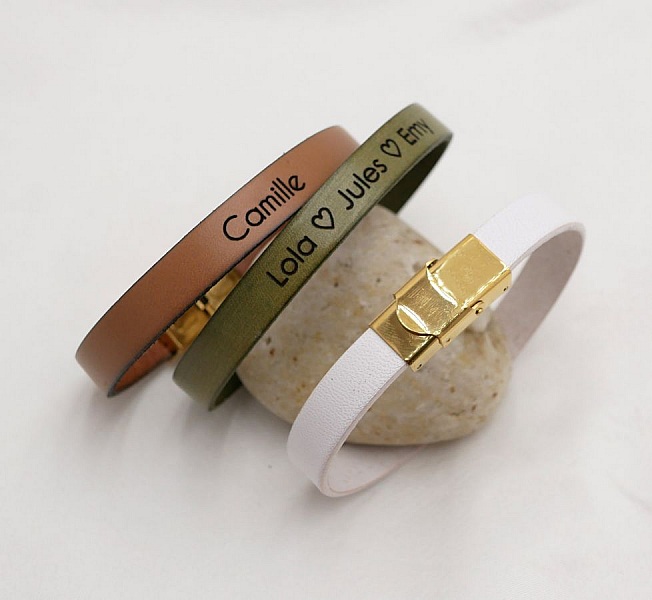 Bracelets en cuir personnalisés avec fermoir doré gravé.