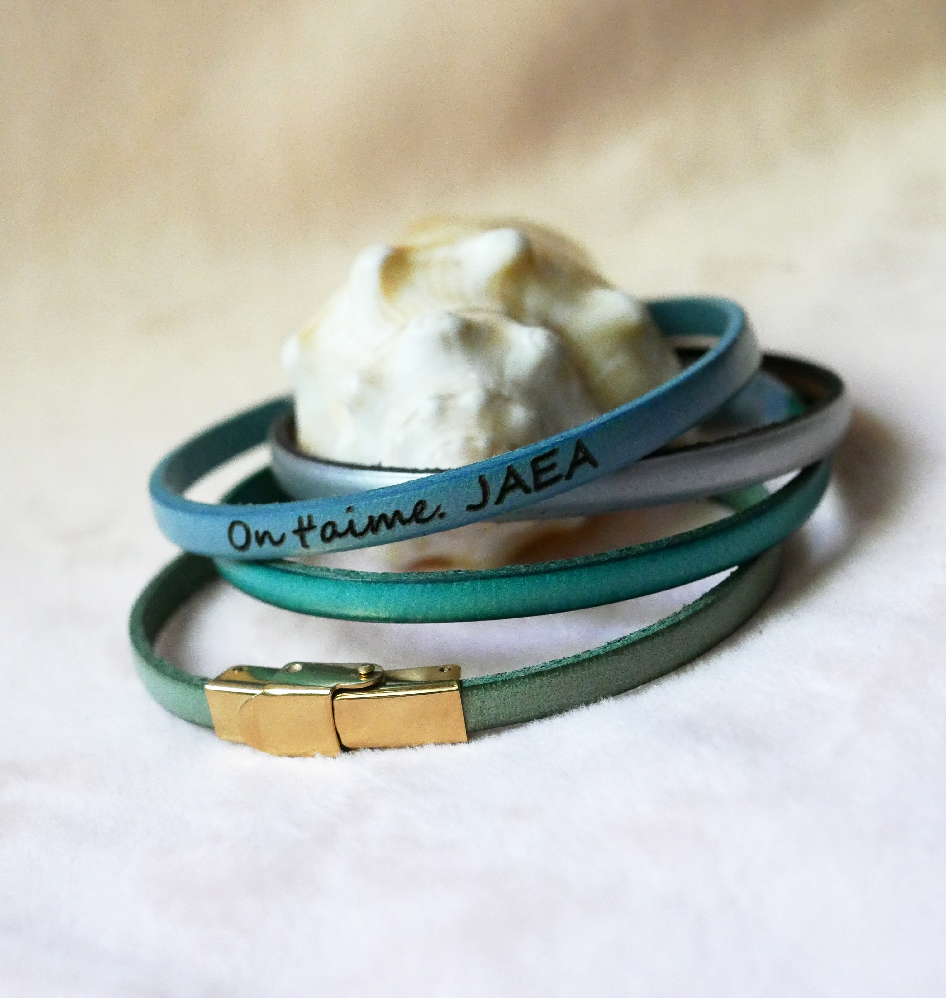 Cinturino in pelle pregiata con chiusura regolabile in oro, personalizzabile tramite incisione 