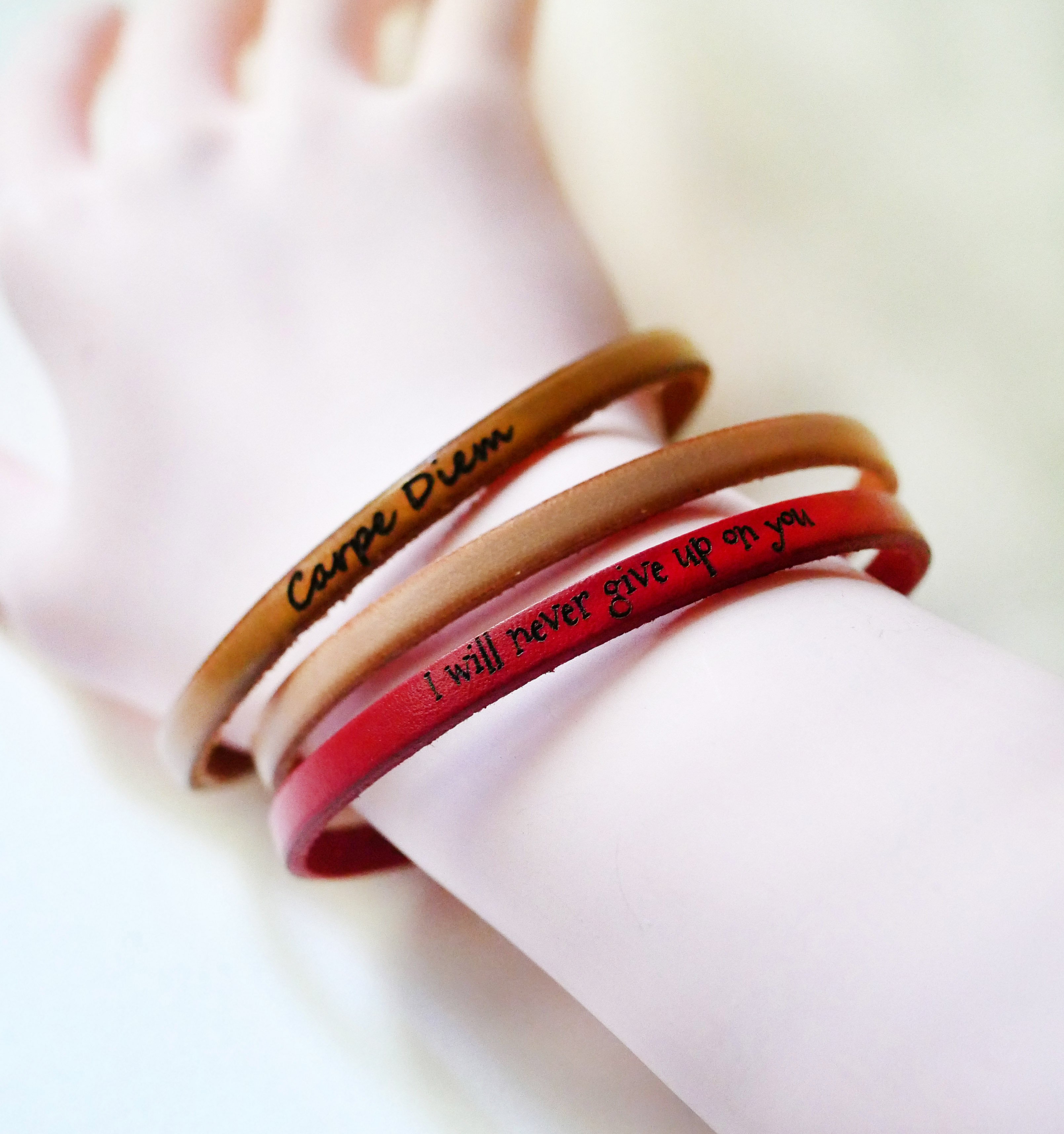 Cinturino in pelle pregiata con chiusura regolabile in oro, personalizzabile tramite incisione 