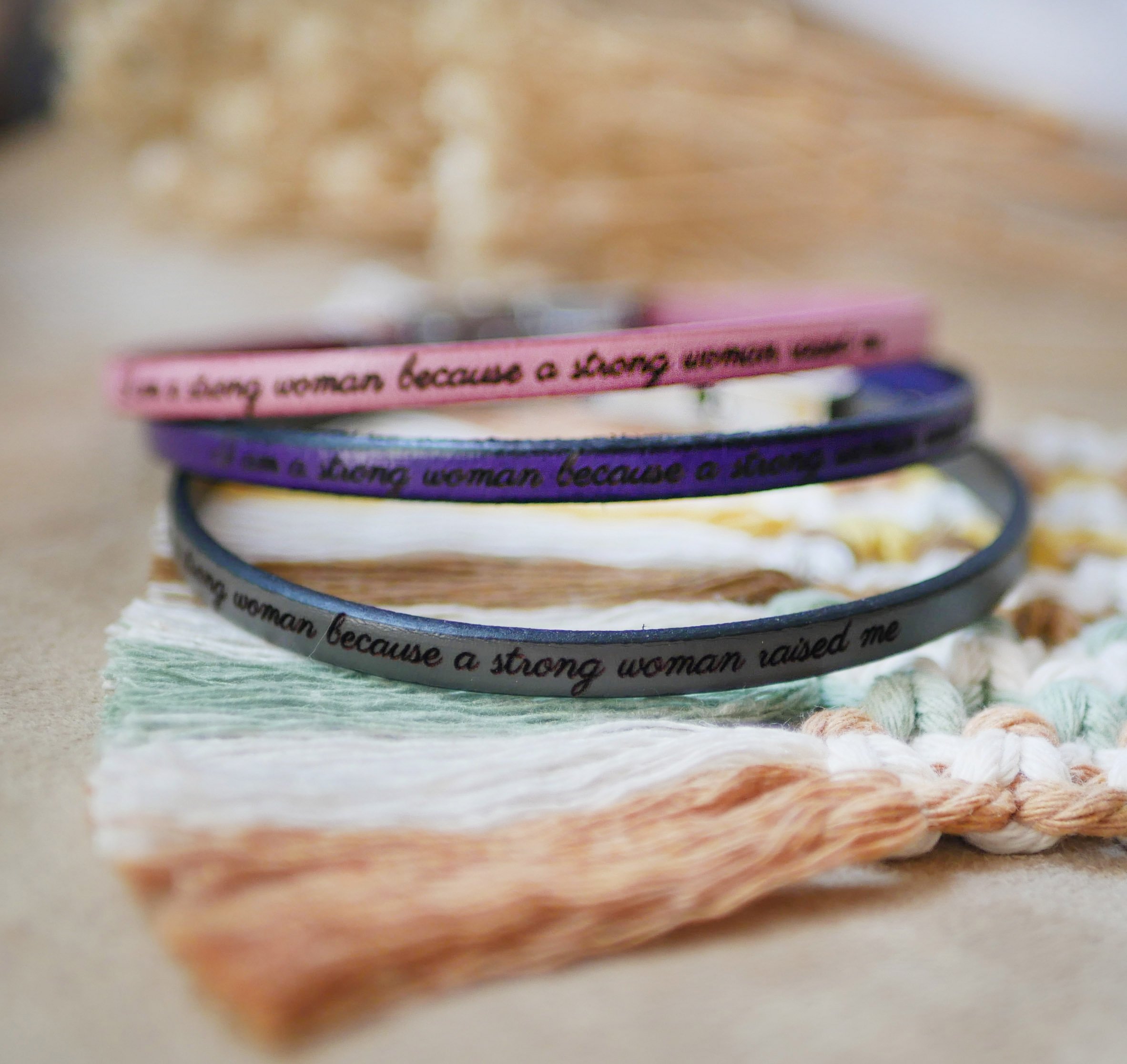 Cinturino in pelle pregiata con chiusura regolabile in oro, personalizzabile tramite incisione 