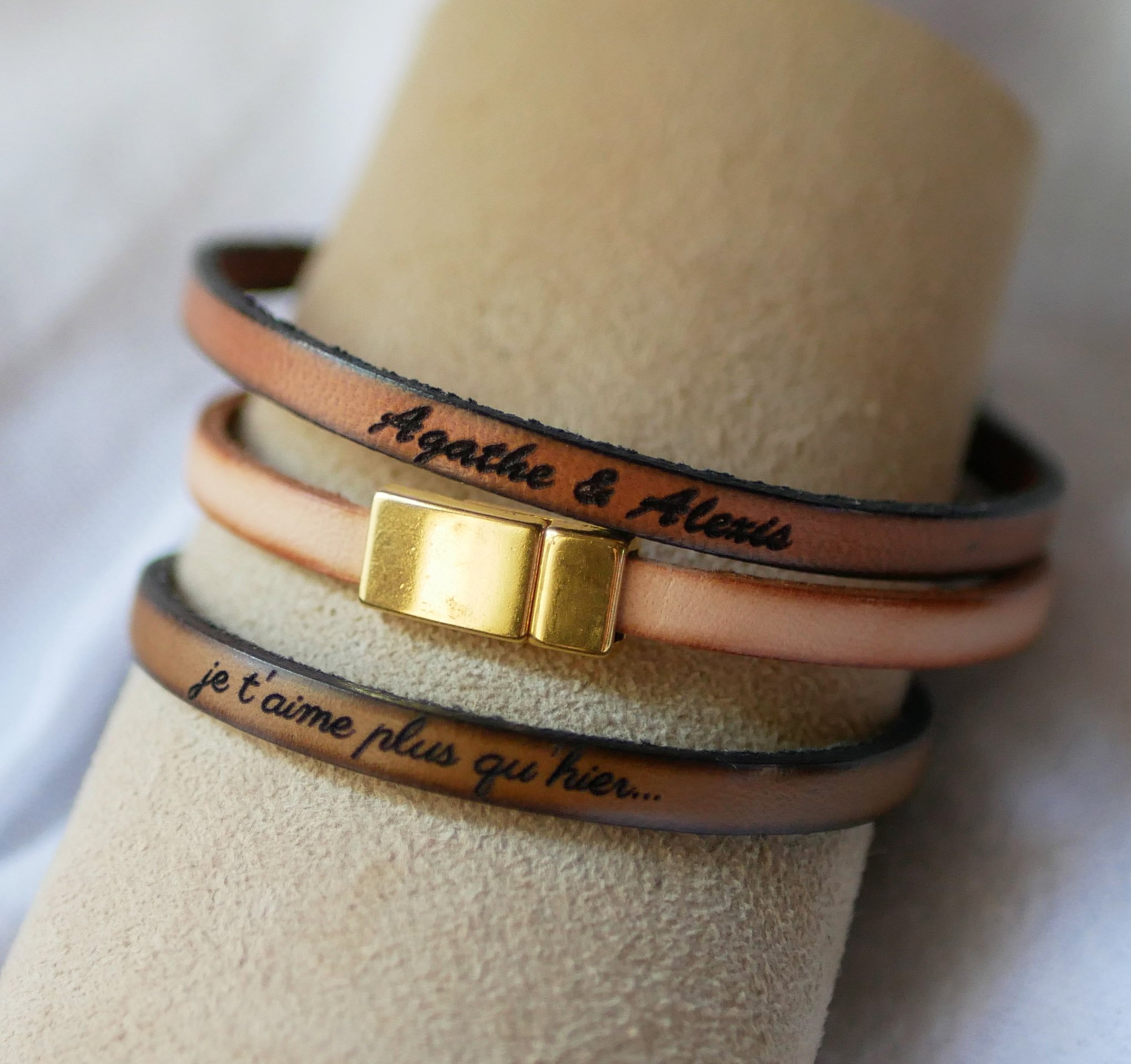 Bracciale in pelle pregiata con chiusura magnetica in oro, personalizzato tramite incisione 