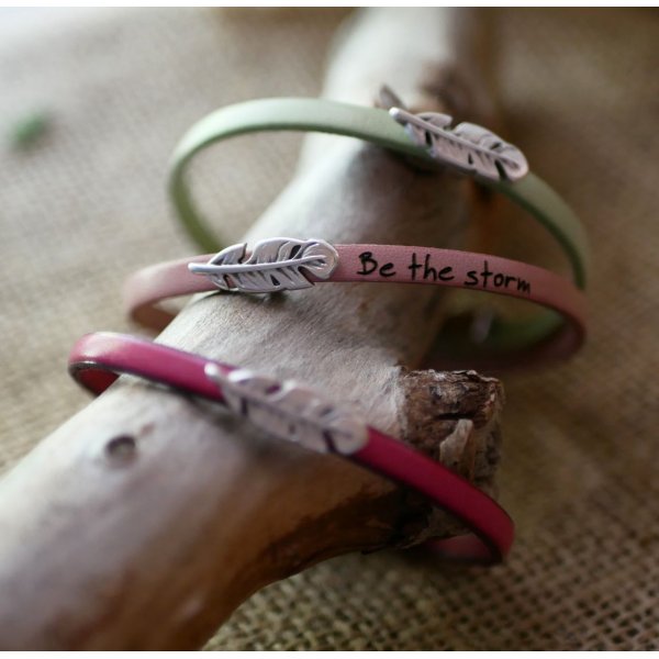 Bracciale da bambina in pelle con piuma da personalizzare con un'incisione 