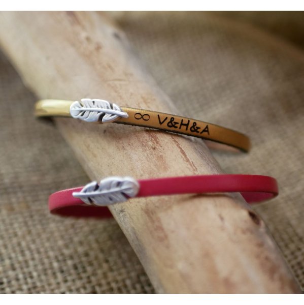 Bracciale da bambina in pelle con piuma da personalizzare con un'incisione 