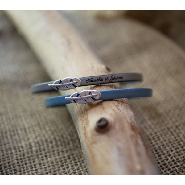 Bracciale da bambina in pelle con piuma da personalizzare con un'incisione 