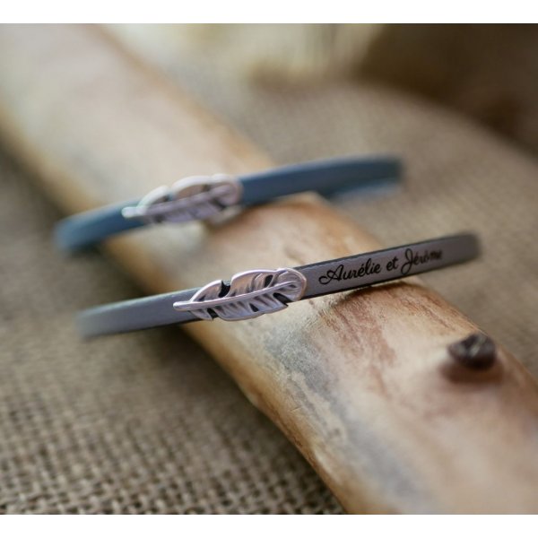 Bracciale da bambina in pelle con piuma da personalizzare con un'incisione 