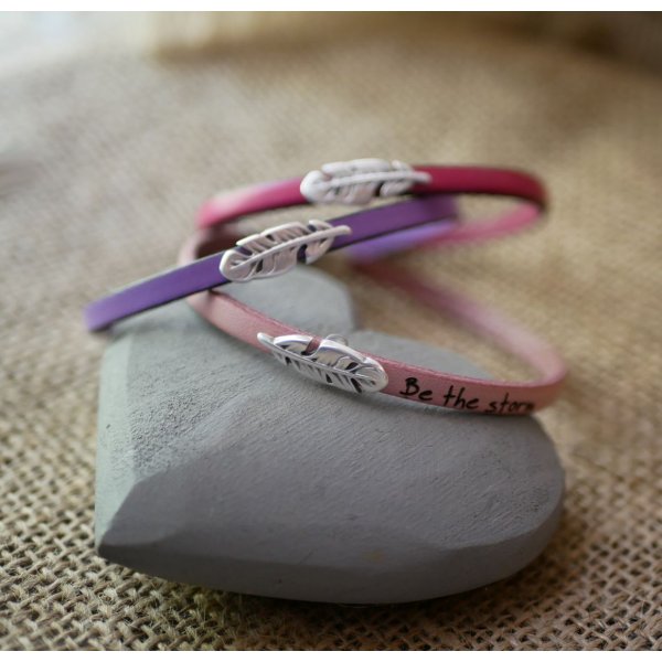 Bracciale da bambina in pelle con piuma da personalizzare con un'incisione 