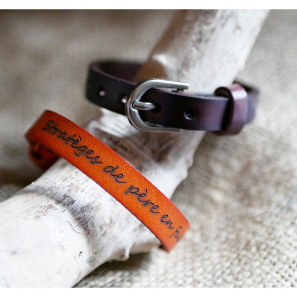 Bracciale in pelle inciso con fibbia in argento da personalizzare con un'incisione