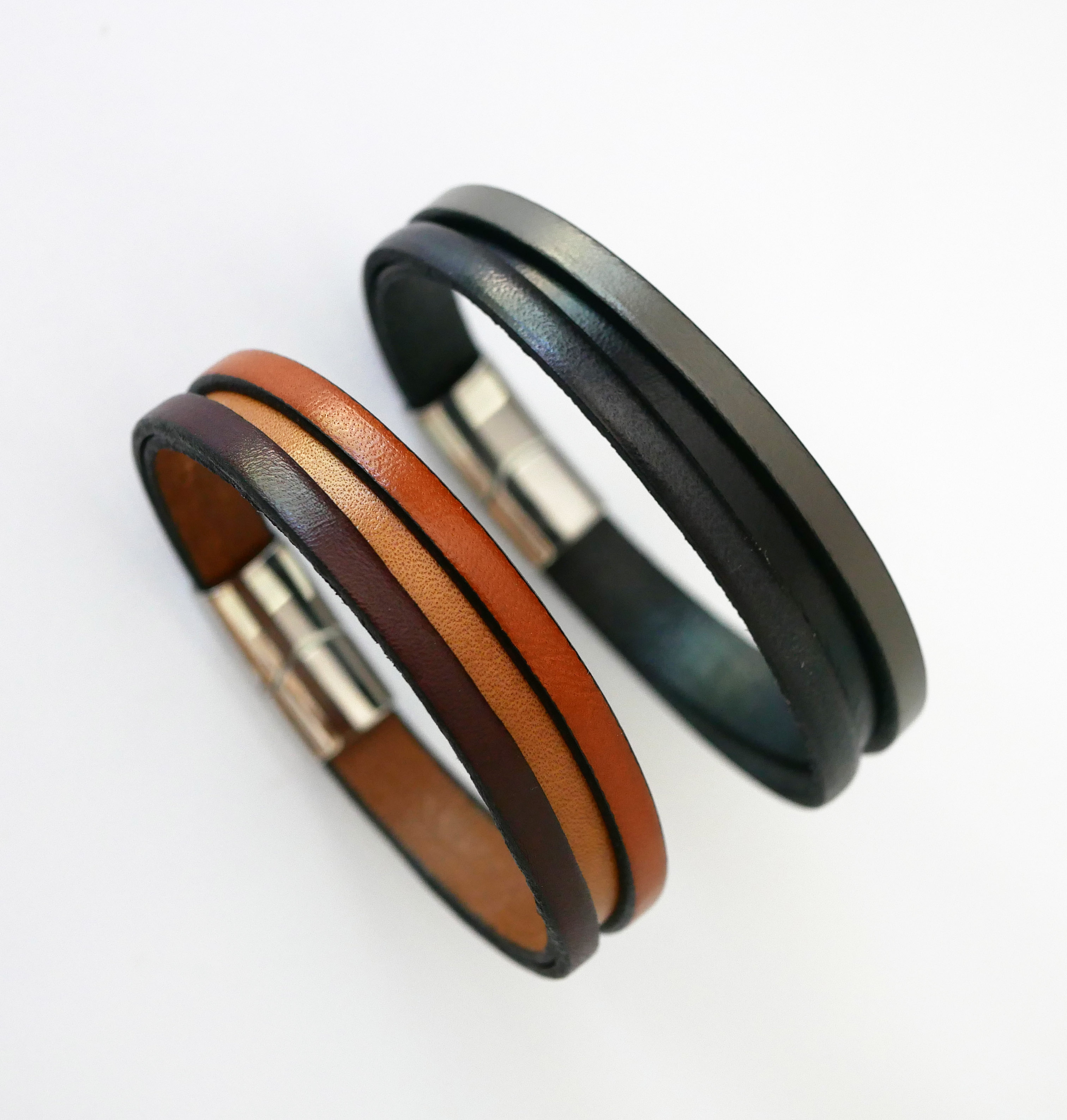 Bracciale da uomo in pelle bicolore con messaggio inciso nascosto