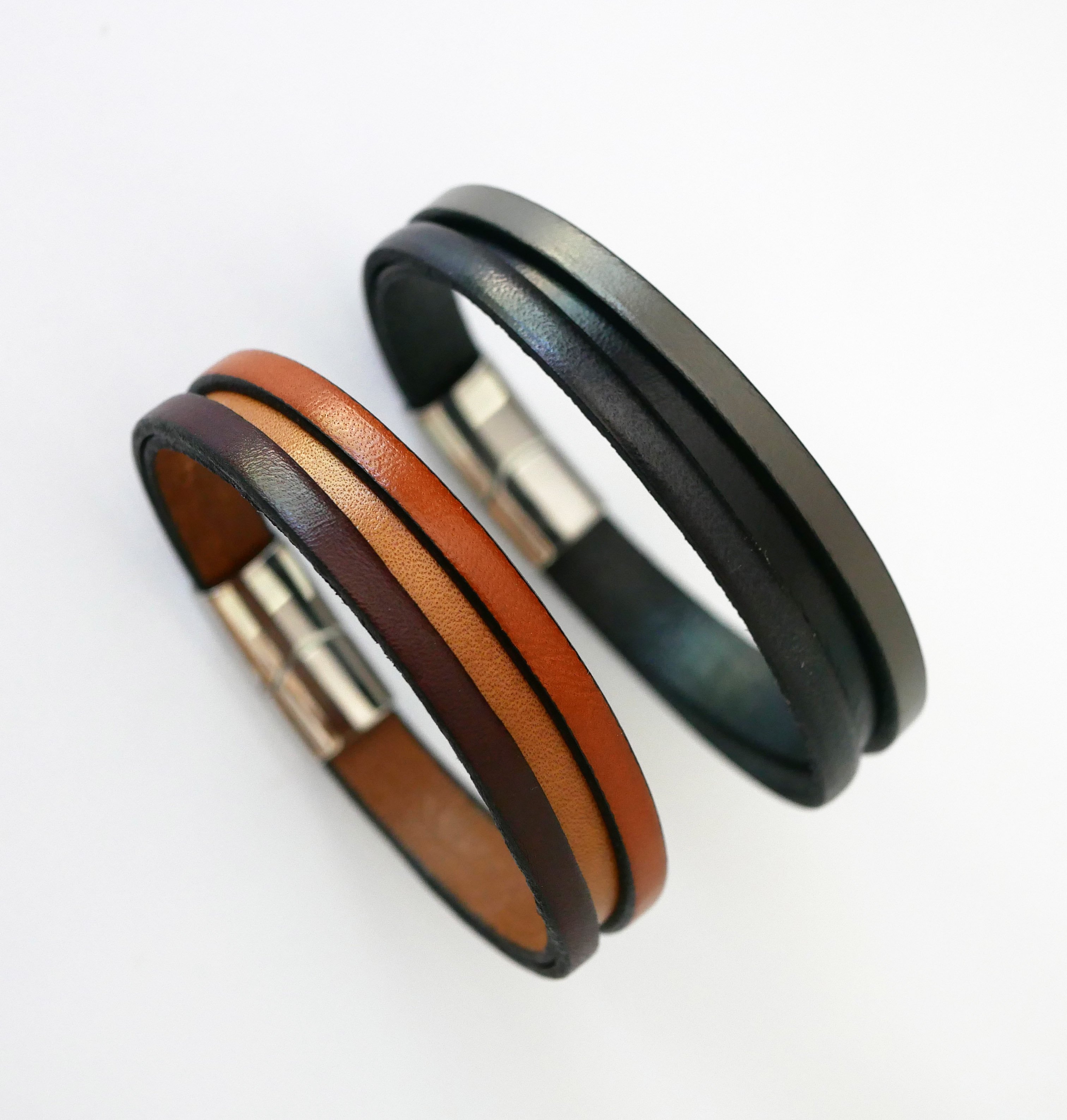 Bracciale da uomo in pelle bicolore con messaggio inciso nascosto
