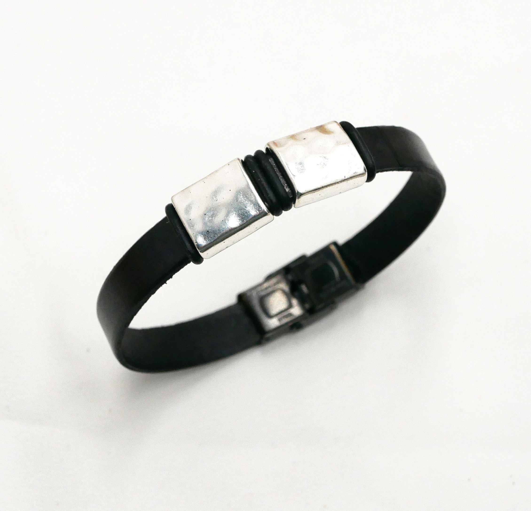 Bracciale da uomo in pelle con quadratini in metallo martellato da personalizzare