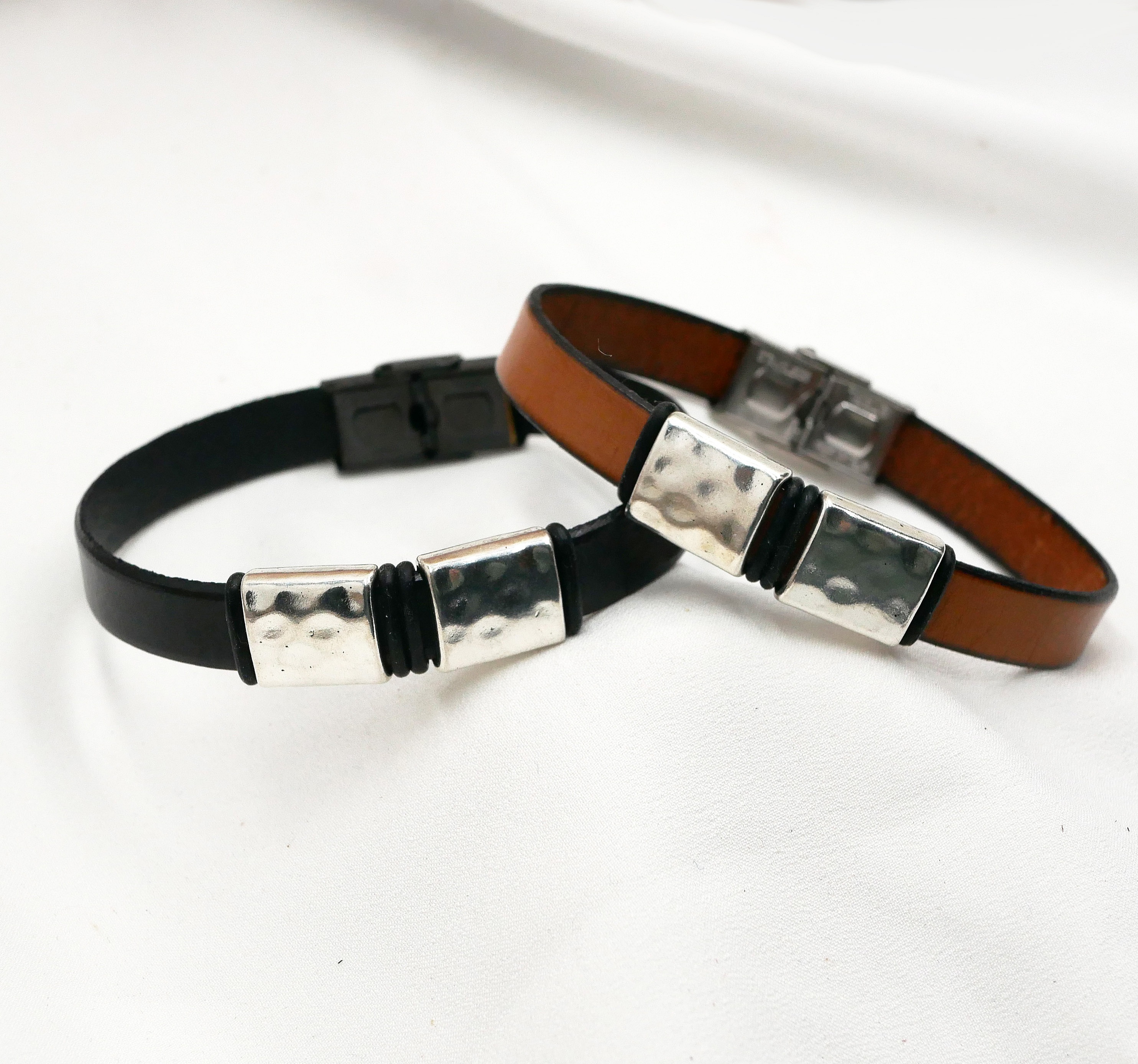 Bracciale da uomo in pelle con quadratini in metallo martellato da personalizzare