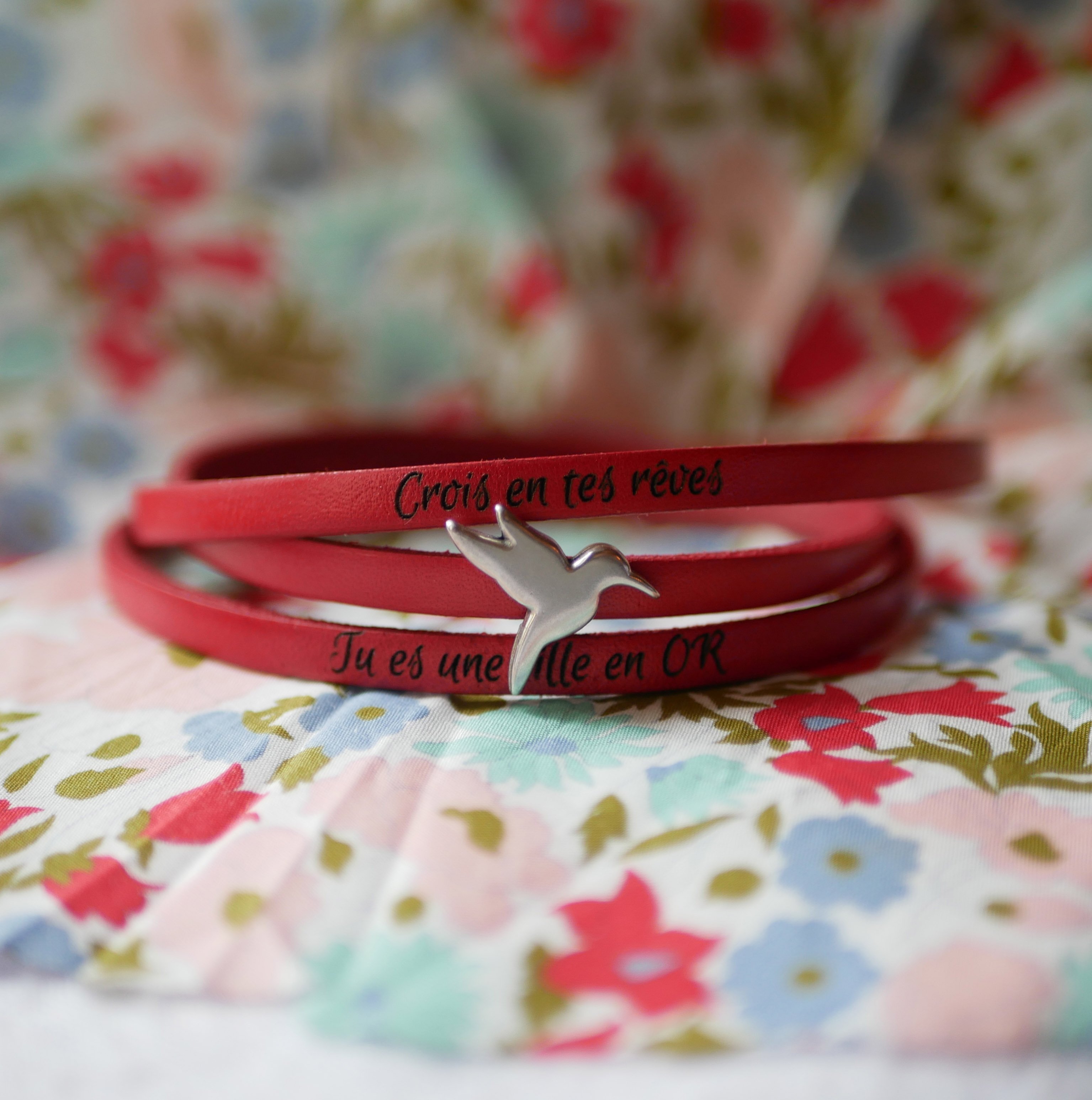 Cinturino in pelle multigiro personalizzabile con motivo a stella, infinito o cuore 