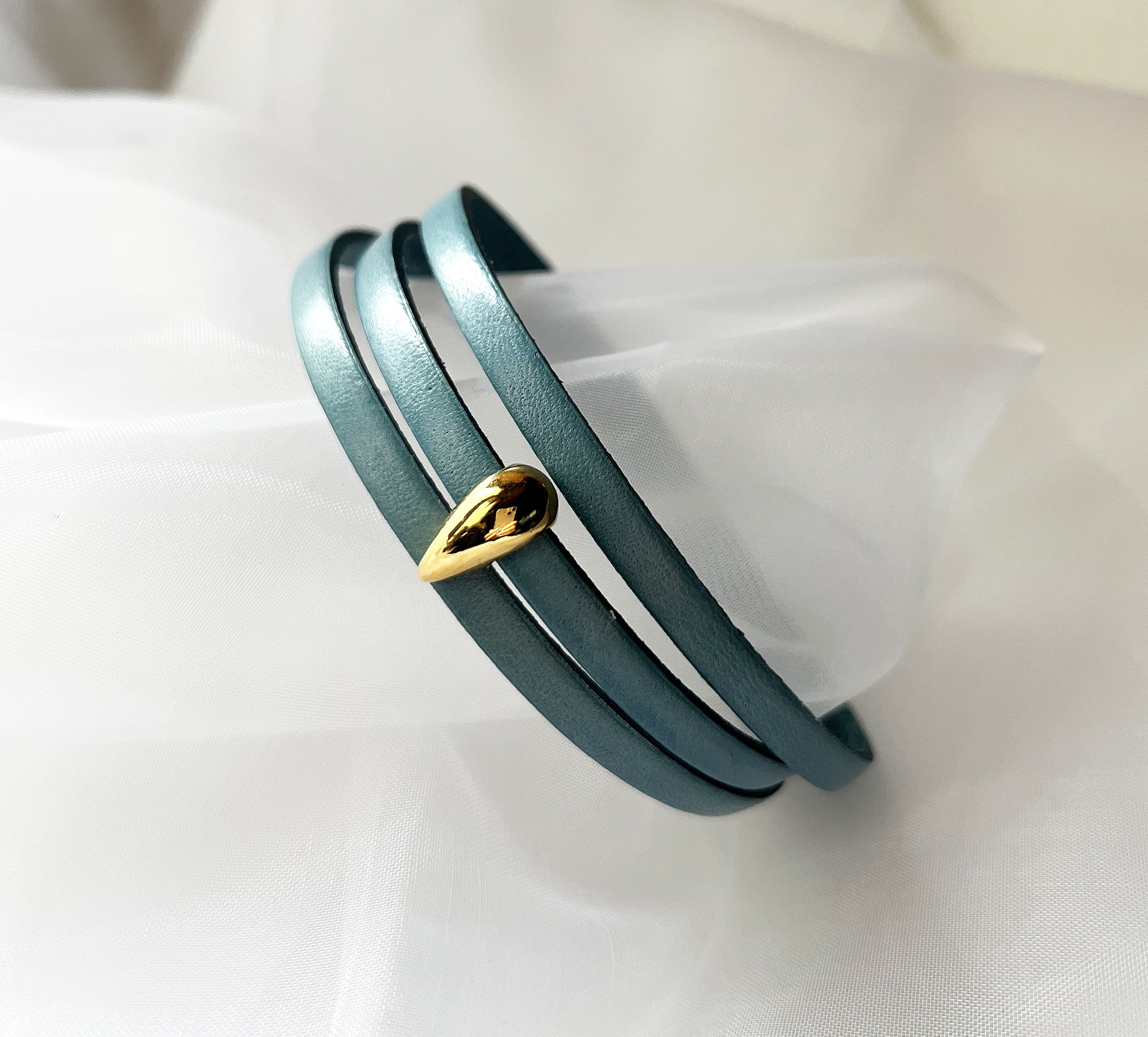 Bracelet cuir multi-tours personnalisable d&eacute;cor dor&eacute; infini ou plume 