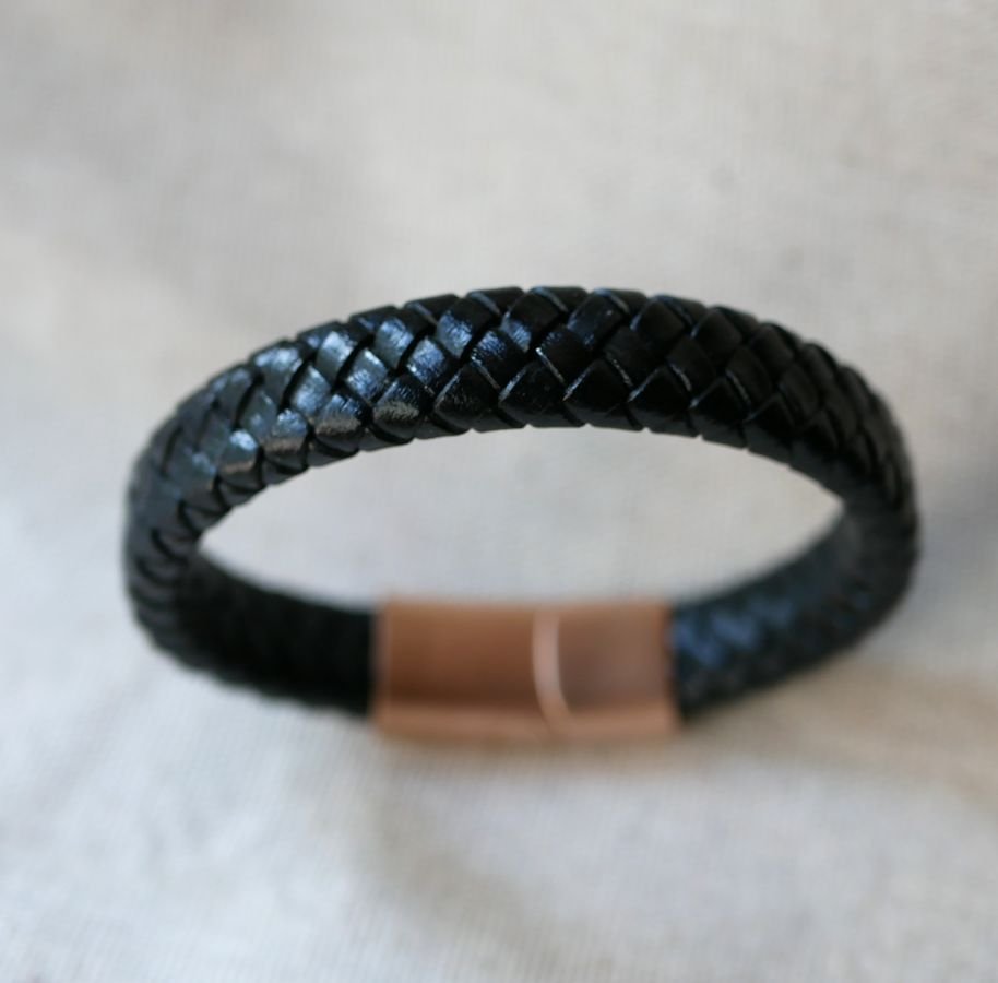 Bracciale in pelle nera con chiusura magnetica in acciaio oro rosa