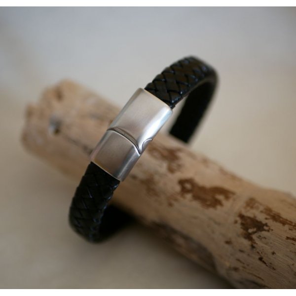 Cinturino da uomo in pelle nera intrecciata con chiusura magnetica in acciaio e chiusura a scorrimento