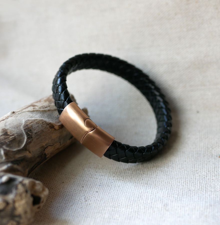 Bracciale in pelle nera con chiusura magnetica in acciaio oro rosa