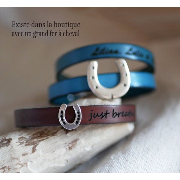Bracciale in pelle personalizzato decorato con un piccolo ferro di cavallo 
