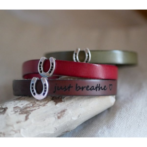 Bracciale in pelle personalizzato decorato con un piccolo ferro di cavallo 