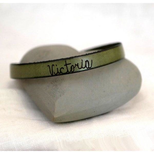 Il cinturino in pelle pu&ograve; essere personalizzato con l'incisione a mano su un giro singolo, doppio o triplo