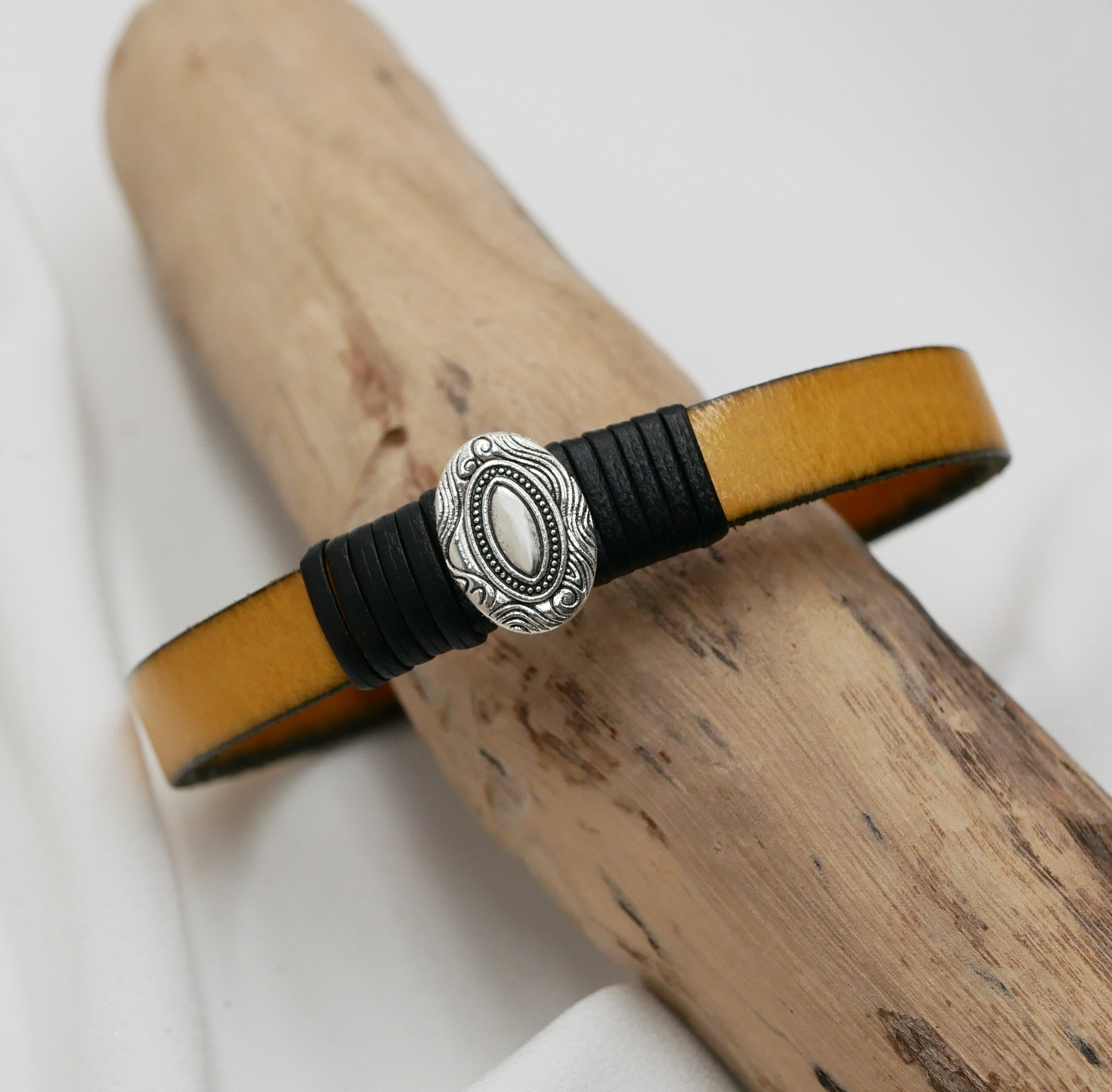 Cinturino in pelle personalizzabile con ornamento ovale centrale incorniciato da pelli pregiate 