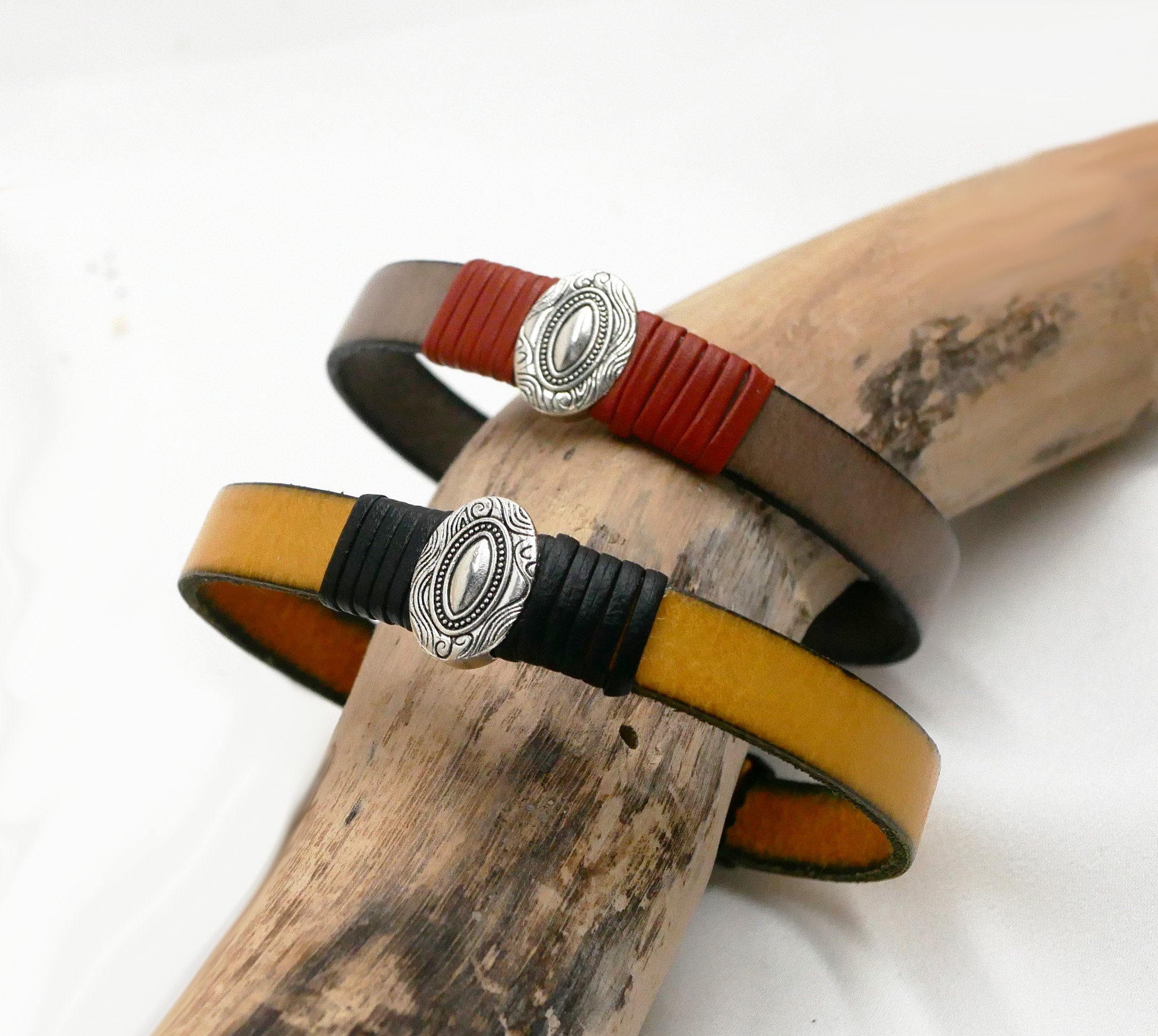 Cinturino in pelle personalizzabile con ornamento ovale centrale incorniciato da pelli pregiate 