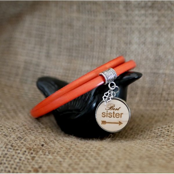 Bracciale in cuoio personalizzato con cabochon in legno inciso