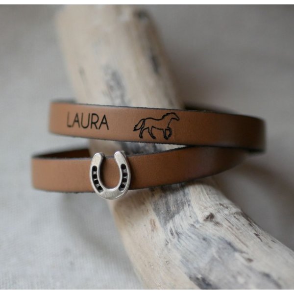 Bracciale in pelle personalizzato decorato con un piccolo ferro di cavallo 