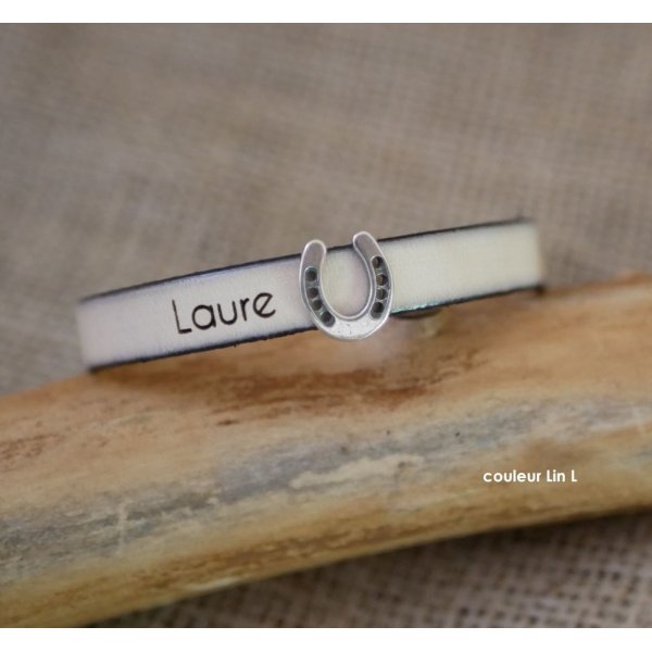 Bracciale in pelle personalizzato decorato con un piccolo ferro di cavallo 