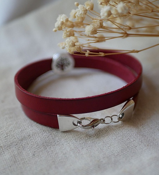 Bracciale in pelle personalizzato, decorato con un albero della vita cabochon