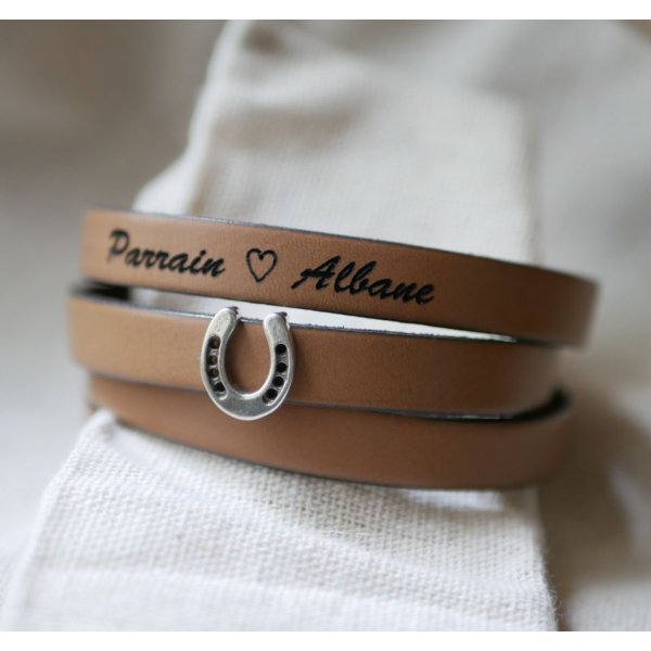 Bracciale in pelle personalizzato decorato con un piccolo ferro di cavallo 