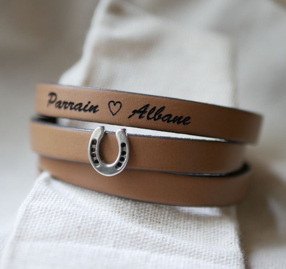 Bracciale in pelle personalizzato decorato con un piccolo ferro di cavallo 