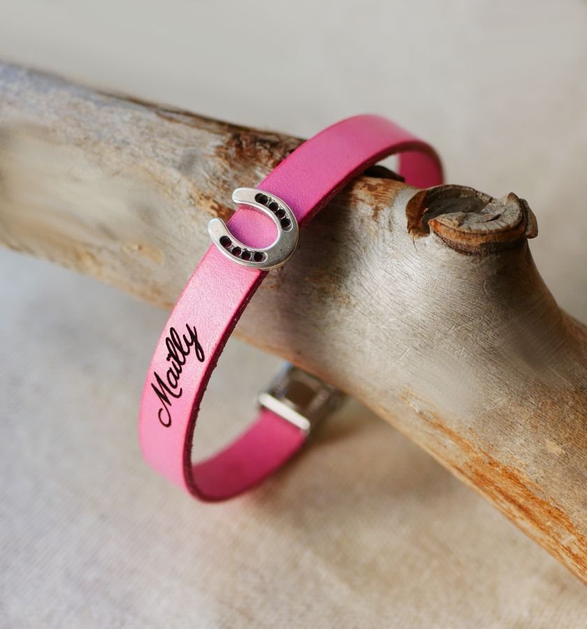 Bracciale in pelle personalizzato decorato con un piccolo ferro di cavallo 