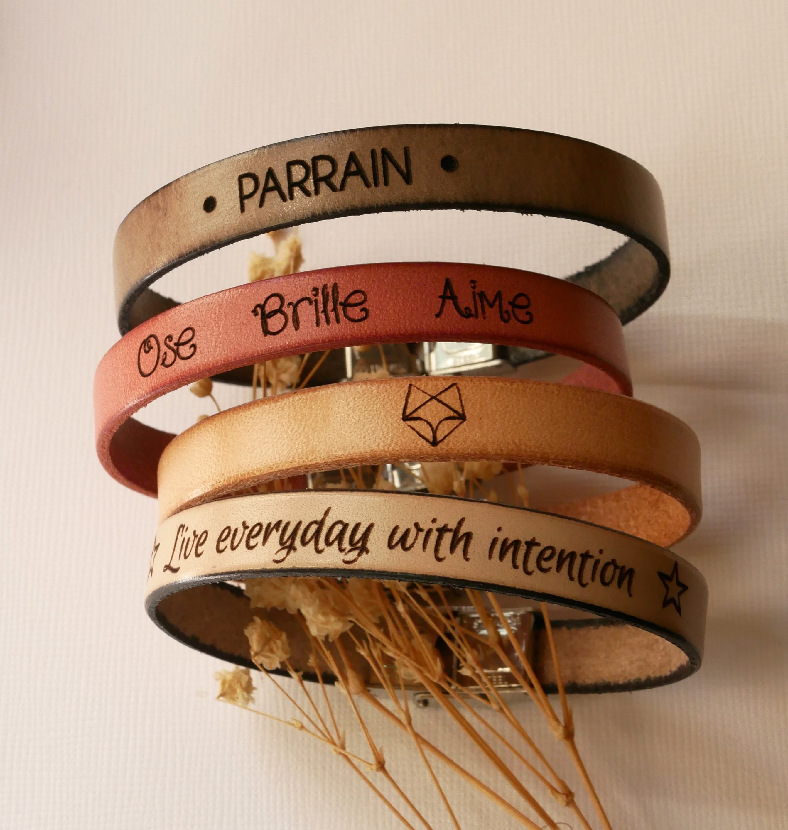 Bracciale in pelle personalizzato per uomo o donna con incisione di nomi o messaggi