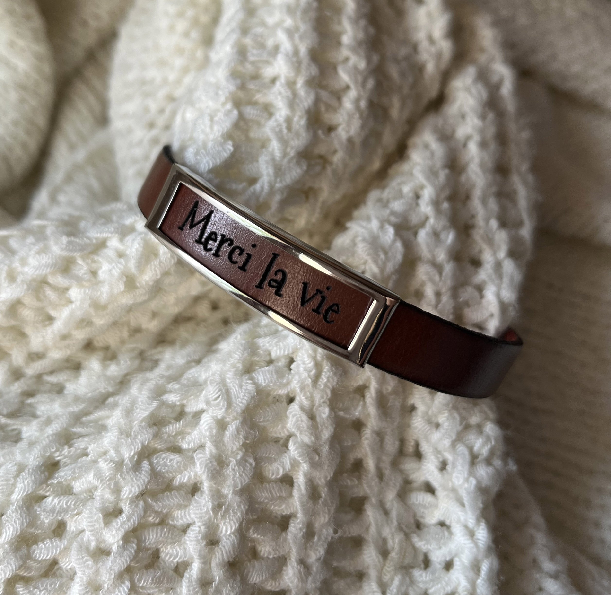 Cinturino in pelle con montatura in acciaio inossidabile con incisione di un nome o di una parola 