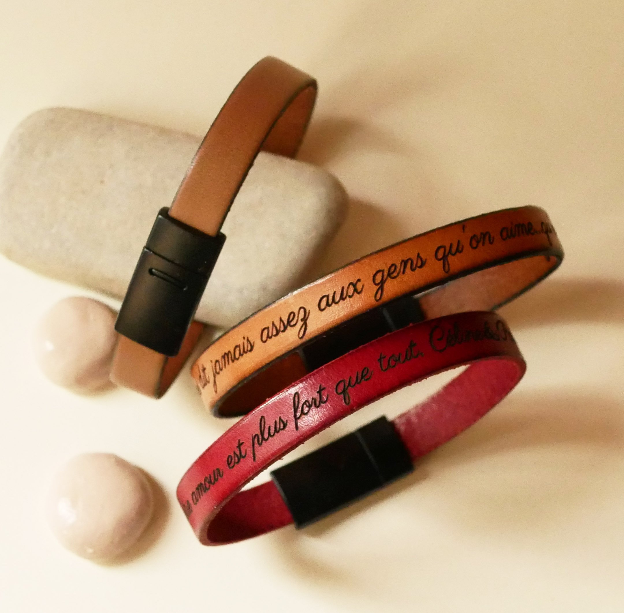 Bracciale in pelle da personalizzare con un'incisione Chiusura magnetica nera