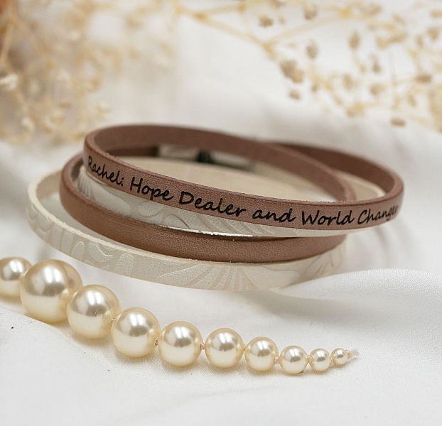 Bracelet en cuir personnalisable avec gravure sur fond blanc.