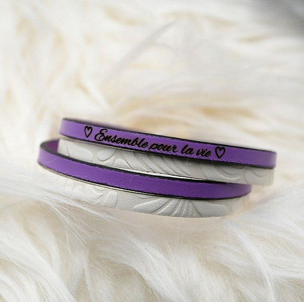 Bracelet personnalisé en cuir violet et blanc gravé.