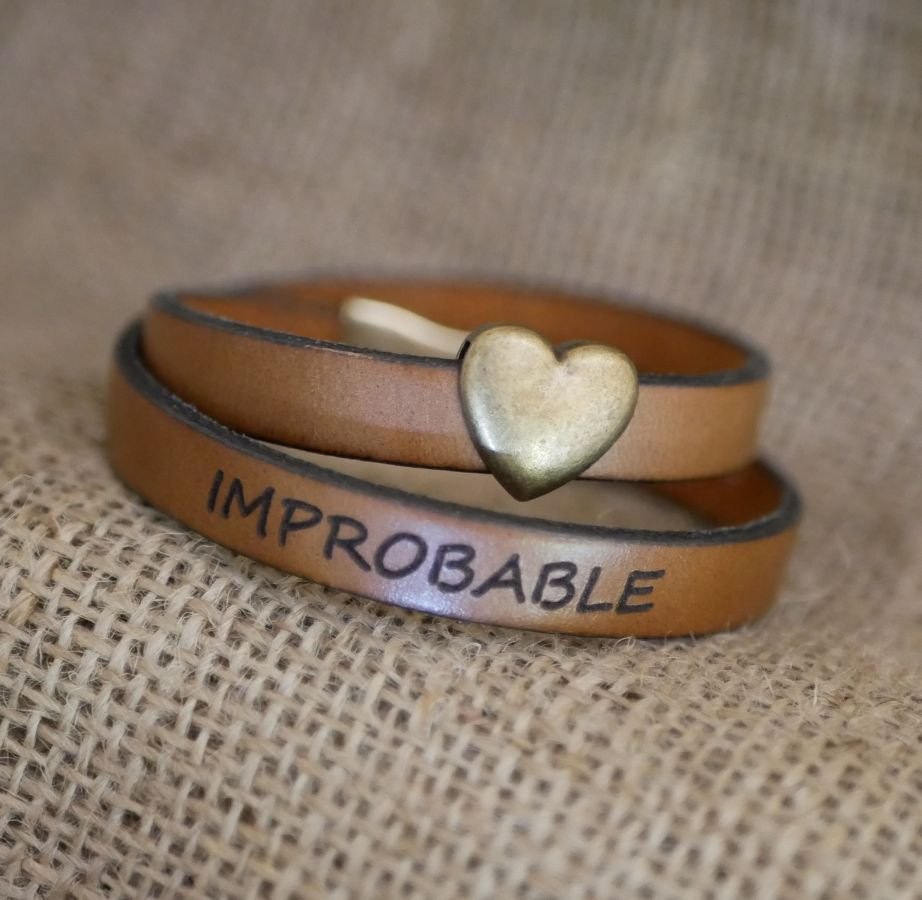 Bracciale a cuore doppio in pelle e bronzo, con possibilità di incidere le vostre parole