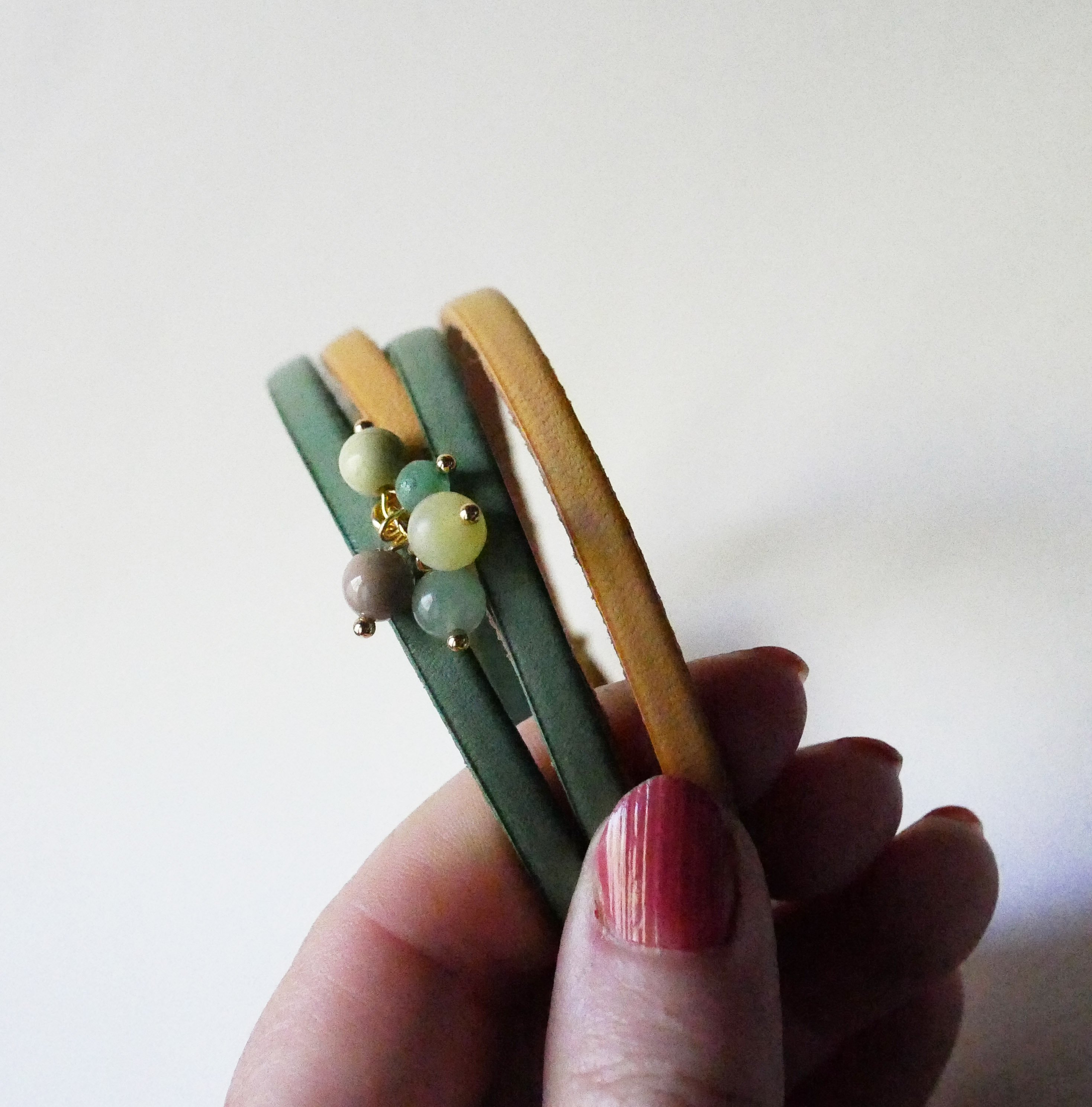 Bracciale doppio in pelle decorato con perle verdi e chiusura dorata