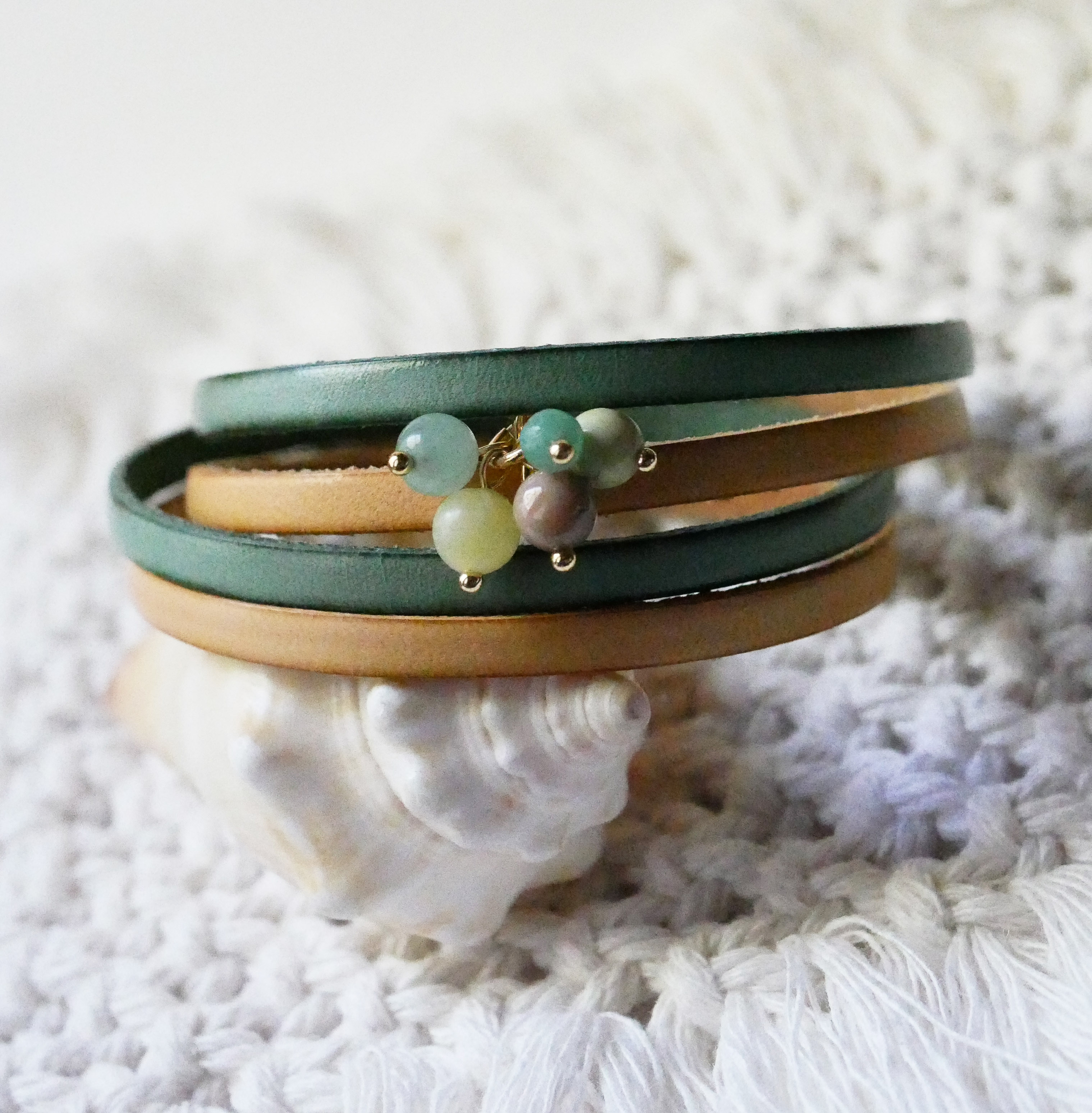 Bracelet double cuir décoré de perles tons vert tendre au fermoir doré
